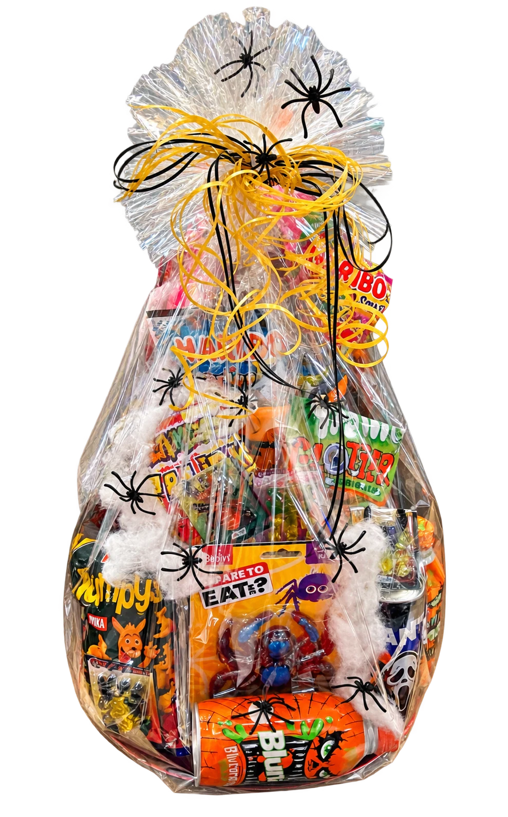 Halloween-Geschenkkorb mit Süßigkeiten, Getränken und Spinnendekoration als Teil des Gewinnpakets